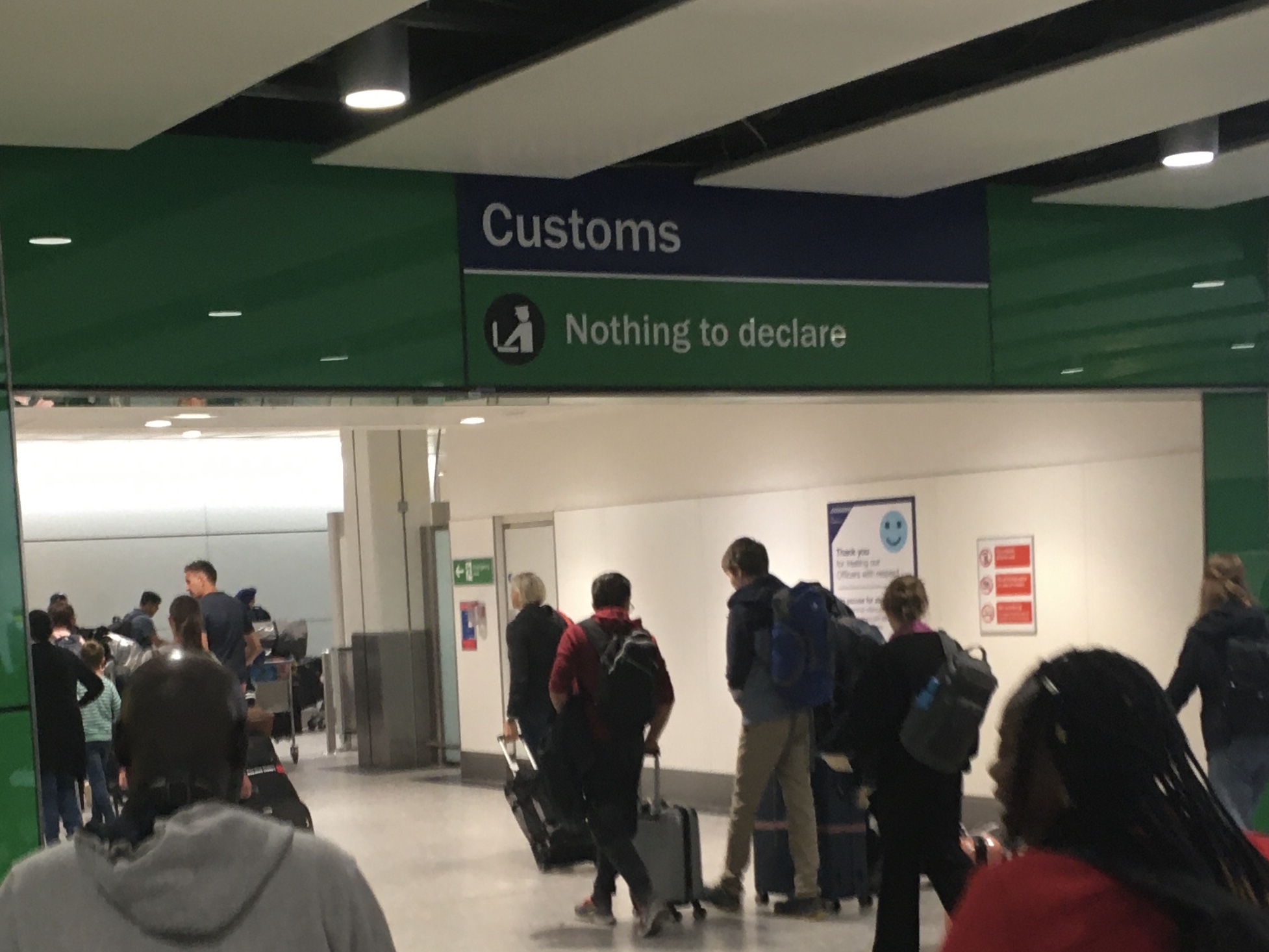 ヒースロー空港 税関申告なしはグリーンの出口へ