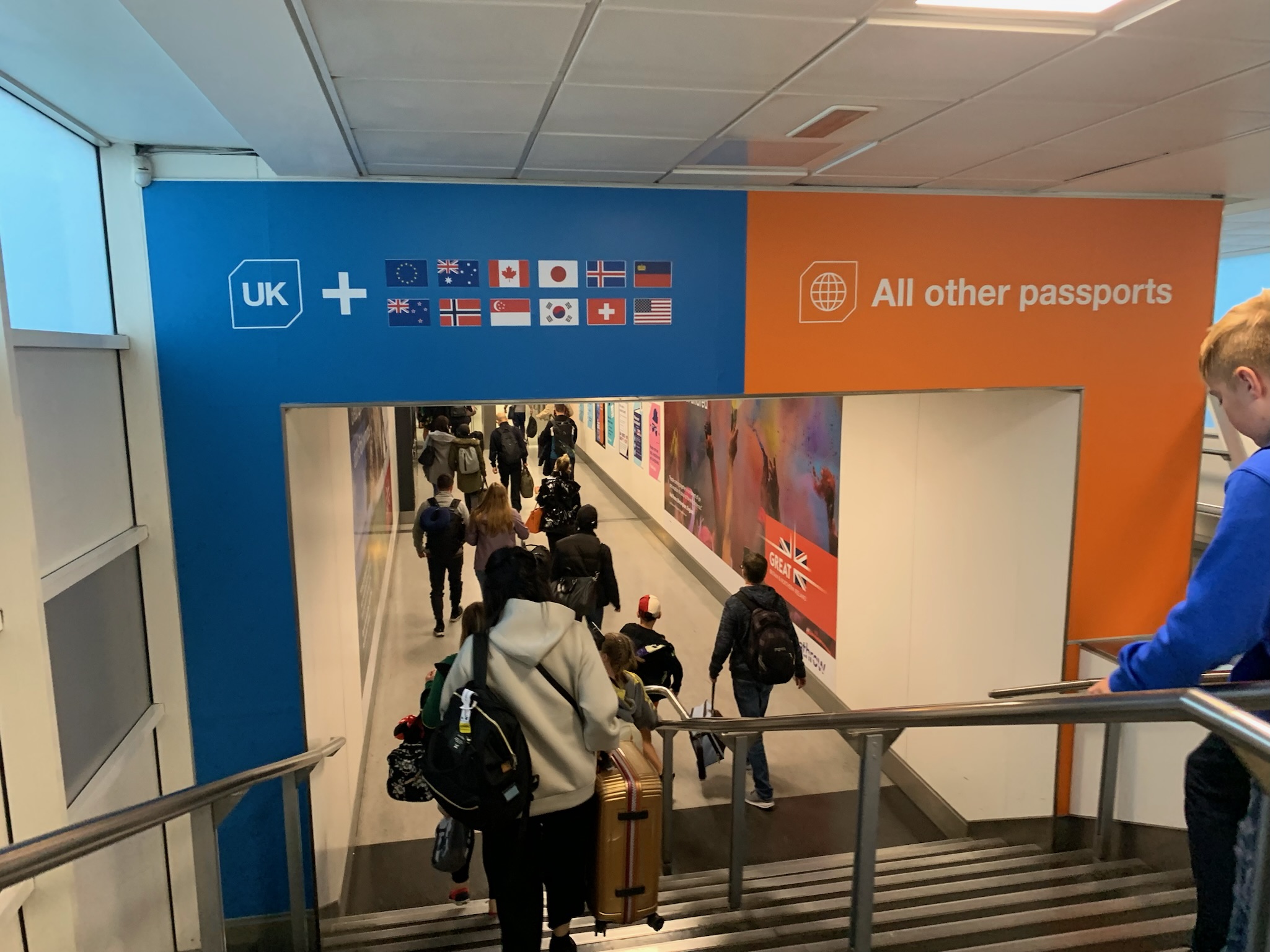 ヒースロー空港 入国審査場へ 自動化ゲートが利用できるパスポートとその他のポスポートのサイン